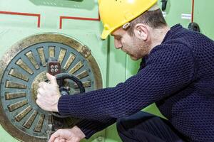 industrieel arbeider Bij de werk in fabriek foto