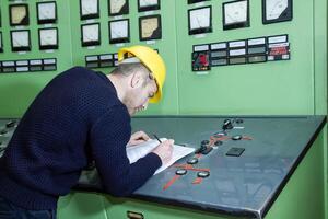 industrieel arbeider Bij de werk in fabriek foto