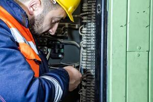 industrieel arbeider Bij de werk in fabriek foto