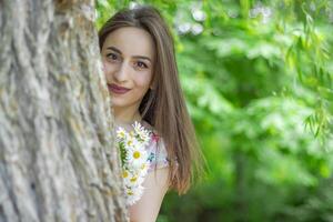 portret van een vrouw met wit bloemen, portret van een vrouw in de park foto