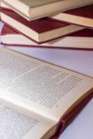 stack van boeken Aan de tafel, stapel van boeken, boeken achtergrond foto