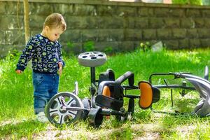 kind spelen in de tuin, kind spelen Aan de speelplaats foto