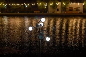 de reflectie van lichten in de nacht Aan de rivier- foto