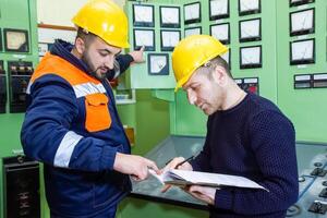 industrieel arbeiders Bij de werk in fabriek foto