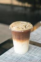 iced latte koffiekopje op tafel foto