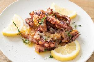 gegrilde octopus of inktvis met boter-citroensaus foto