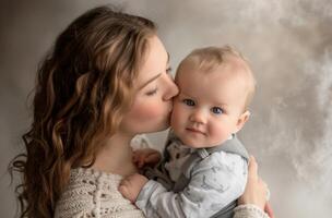 ai gegenereerd een moeder zoenen haar baby jongen Aan de wang, schattig kus foto