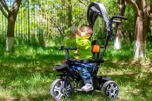 kind spelen in de tuin, kind spelen Aan de speelplaats foto