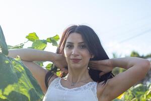 mooi jong vrouw in de natuur, zomer landschap foto