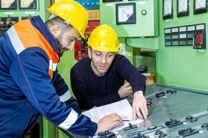 industrieel arbeiders Bij de werk in fabriek foto