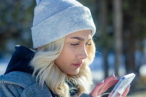 portret van een vrouw in een park, portret van een vrouw in winter park, portret van een blond vrouw, vrouw in hoed foto