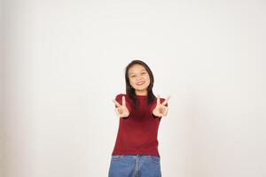 jong Aziatisch vrouw in rood t-shirt glimlachen en tonen vrede of zege teken tonen geïsoleerd Aan wit achtergrond foto