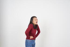 jong Aziatisch vrouw in rood t-shirt lijden maagpijn, pijn Aan maag geïsoleerd Aan wit achtergrond foto