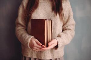 ai gegenereerd tijdschrift of boek beeld model. meisje Holding een Gesloten boek in haar handen. ai gegenereerd foto