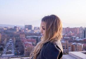 mooi jong vrouw in de stad, portret van een vrouw in de stad, portret van een vrouw, portret van een mooi meisje foto