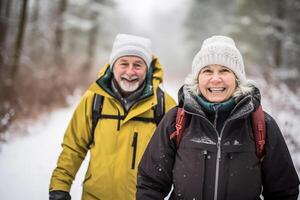 ai gegenereerd blij winter wandelen - senior paar in sneeuw foto