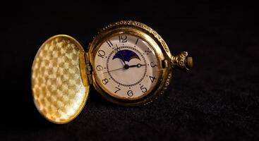 oud horloge, oud kijk maar Aan zwart achtergrond, kijk maar Aan zwart, gouden kijk maar Aan zwart foto