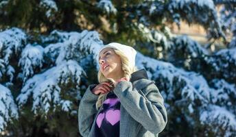 portret van een vrouw in een park, portret van een vrouw in winter park, portret van een blond vrouw, vrouw in hoed foto