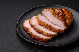 heerlijk gerookt ham of kip vlees met zout, specerijen en Frans mosterd foto