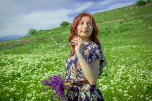 rood haren vrouw in de park, mooi vrouw in de natuur foto