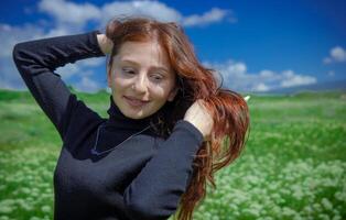 rood haren vrouw in de park, mooi vrouw in de natuur foto