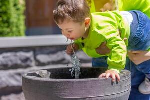 kind spelen in de tuin, kind spelen Aan de speelplaats foto