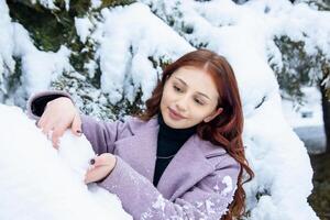 mooi meisje in winter Woud, jong vrouw in winter park foto