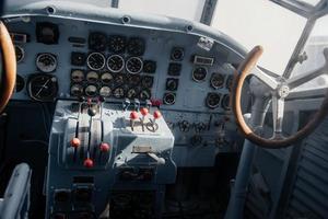 sinsheim, duitsland - 16 oktober 2018 technik museum. zoveel instrumenten. oude analoge cockpit van het vliegtuig. binnen bij pilootstoelen foto