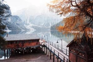 mooie herfstdag. goed landschap met bergen. toeristische plaats met houten gebouw en peer foto