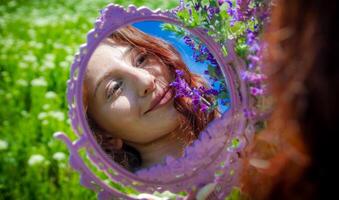 rood haren vrouw in de park, mooi vrouw in de natuur foto