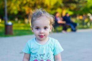 klein meisje spelen in de park foto