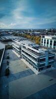 modern kantoor gebouw met een op het dak terras, met uitzicht een rivier- en stadsgezicht onder een bewolkt lucht in romp, Engeland. foto