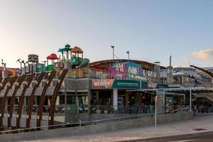 kleurrijk aan het strand speelhal en amusement park met Doorzichtig blauw lucht in de achtergrond in los Cristianos, tenerife. foto