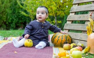 de weinig kind spelen in de park met fruit, weinig meisje in de herfst park foto