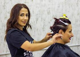 mooi jong vrouw in schoonheid salon foto