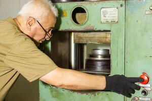 dichtbij omhoog van een Mens gebruik makend van een machine, dichtbij omhoog van een Mens werken Aan een machine foto