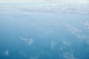 antenne visie van vliegtuig venster over- wolken top naar verkoudheid noorden zee, winter vers ijzig lucht foto