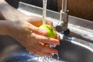 een handen het wassen bessen onder de water foto