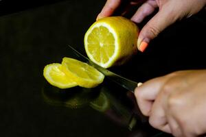 geklikt citrus Aan achtergrond, citrus achtergrond foto