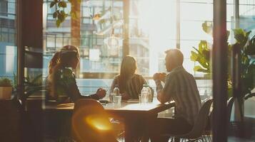 ai gegenereerd een groep van professionals zittend in de omgeving van een conferentie tafel bespreken hun lang termijn visie en instelling slim doelen foto