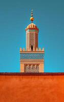 ai gegenereerd de prima details van een minaret toren knal tegen de backdrop van een Doorzichtig blauw lucht foto
