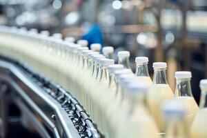 ai gegenereerd melk flessen Aan een transportband riem in een zuivel fabriek. foto