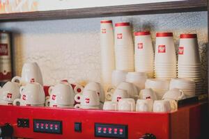 koffie winkel teller met een rij van koffie cups Aan het foto