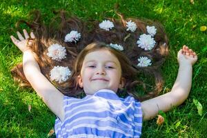 mooi weinig meisje in de natuur, meisje in zomer foto