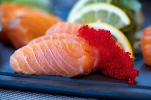 Zalm sashimi - Japans voedsel stijl Aan zwart achtergrond foto