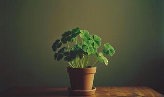 ai gegenereerd vier blad Klaver fabriek in een pot Aan houten tafel en groen achtergrond foto