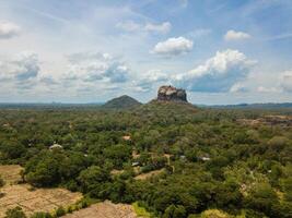 visie van sigiriya rots en pidurangala rots een iconisch toerist attractie plaats in sri lanka. foto