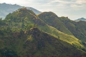 landschap visie van weinig Adam's top een van populair toerist attractie in ella, sri lanka. foto