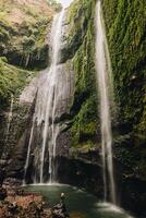 mooi visie van madakaripura watervallen de hoogste watervallen in Java eiland en tweede hoogste watervallen in Indonesië. foto