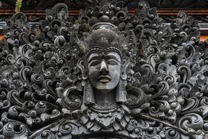 de traditioneel balinees steen standbeeld versierd in pura Taman Ayun de Koninklijk tempel van mengwi rijk in badung regentschap, Bali, Indonesië. foto